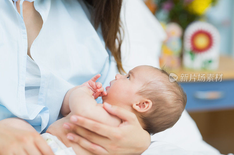 母亲抱着刚出生的婴儿