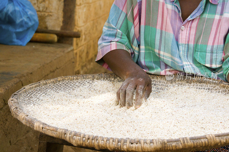 非洲妇女洗米