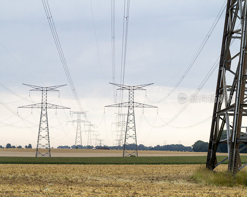 法国北部国家电网的电塔