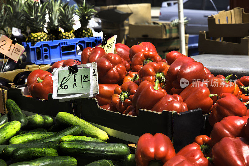 有新鲜黄瓜和红辣椒的农贸市场