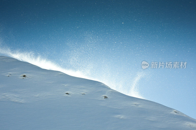 暴雪在山