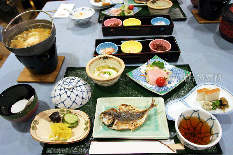 桌上的传统日本早餐