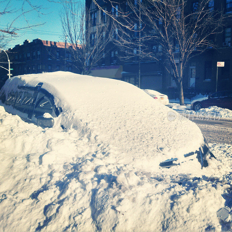 纽约暴风雪车被埋在冬天的雪中