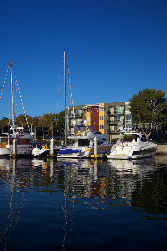 壮观的蓝水船和公寓在码头