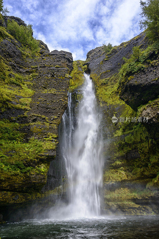 瀑布在冰岛