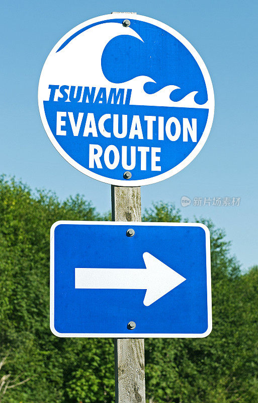 在海啸发生时，指示紧急疏散路线的标志