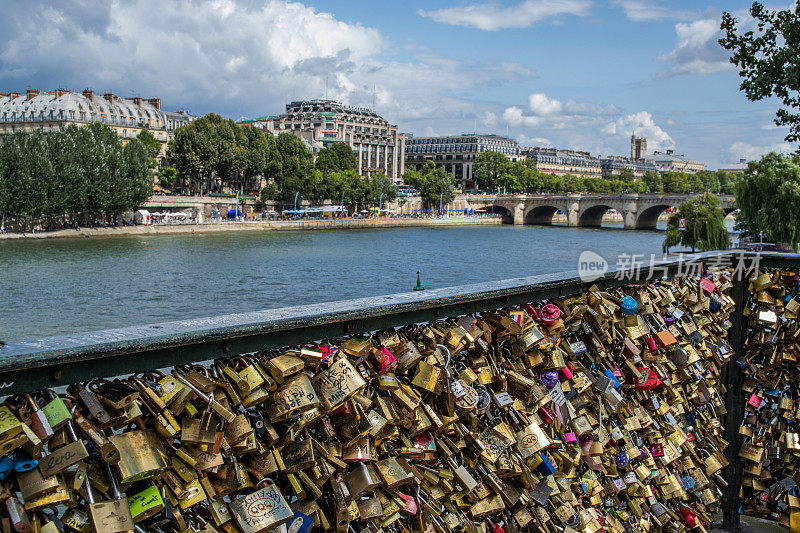 挂锁爱情桥照片在巴黎