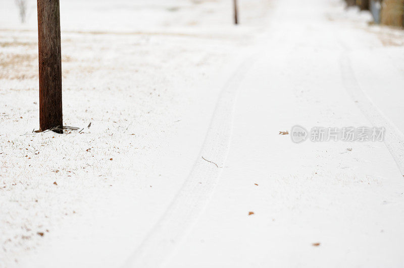 被雪覆盖的乡间小路