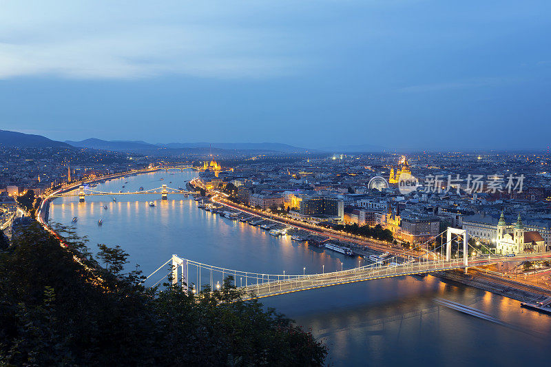 布达佩斯黄昏时的城市景观，铁链桥，议会，伊丽莎白桥