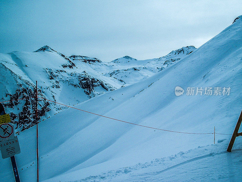 白雪皑皑的山巅，科罗拉多州的沃尔夫克里克