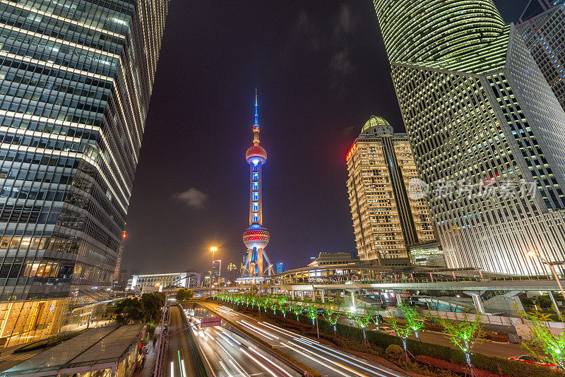 上海现代都市，浦东段有明珠塔