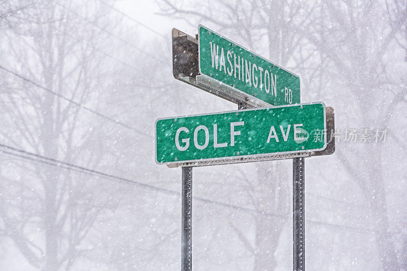 高尔夫大道街道标志在冬季暴风雪雪