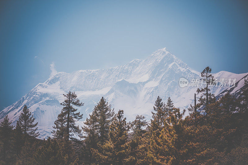 尼泊尔安纳普尔纳斯环岛白天的部分景色