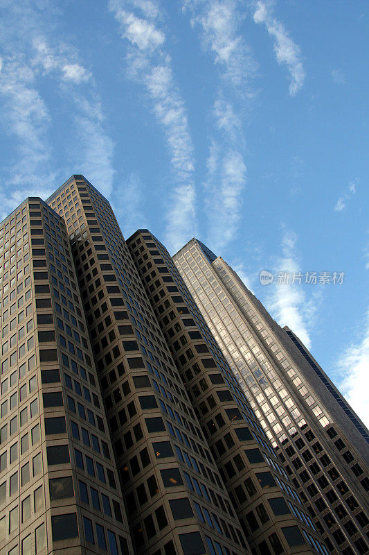 高楼大厦与条纹云