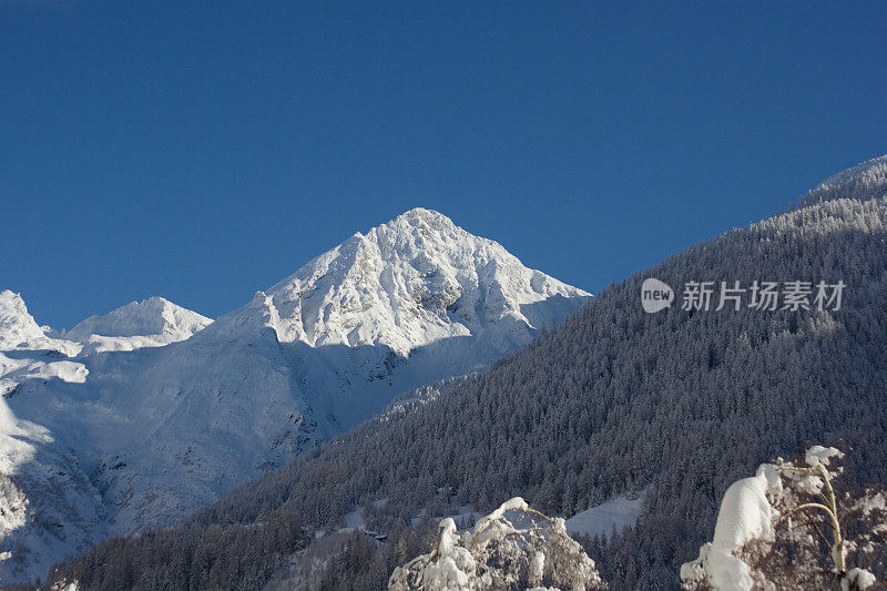 冬天被雪覆盖的山-瑞士的Leukerbad