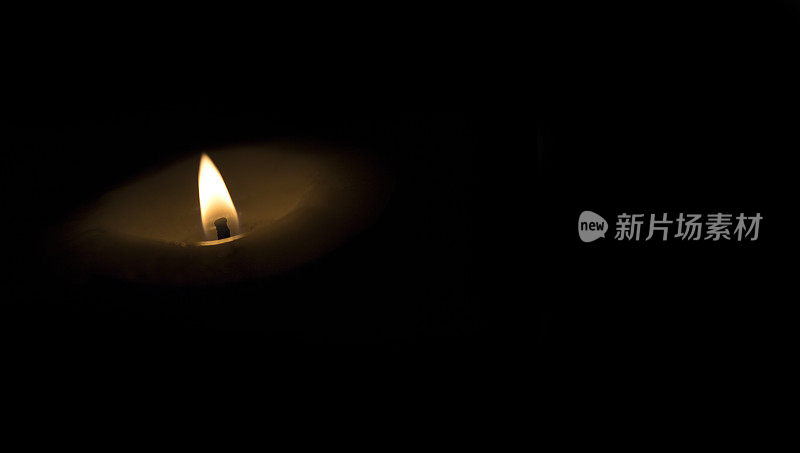 黑暗中的蜡烛