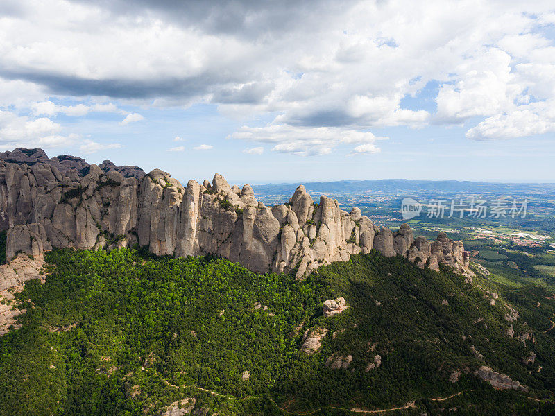 蒙特塞拉特山脉全景。