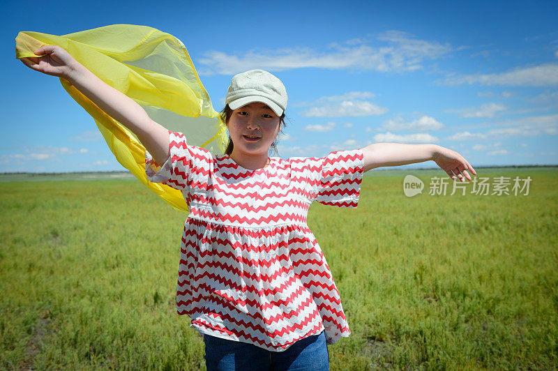 亚洲少女在草坪上玩耍