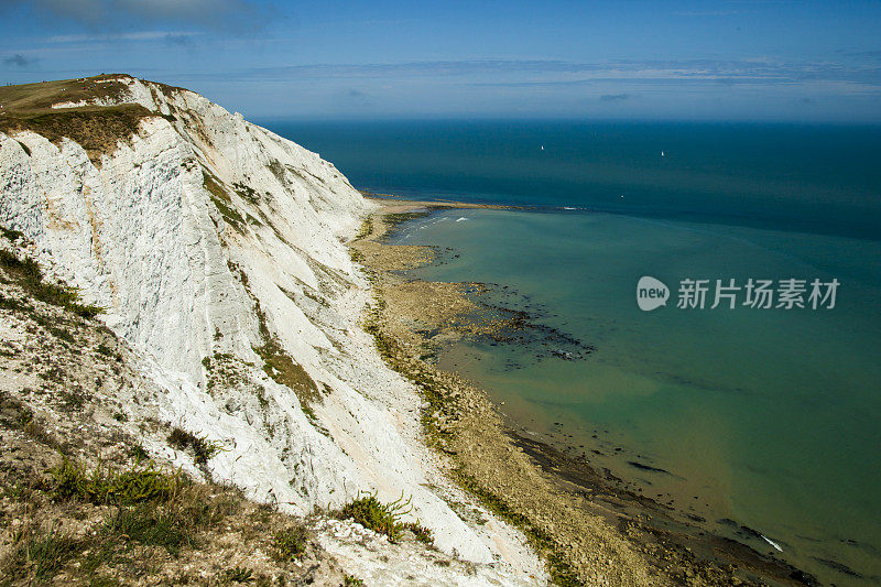 海滩头白色的悬崖