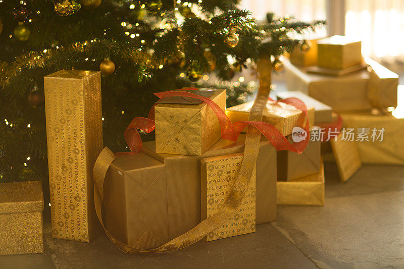 圣诞树下有许多礼物
