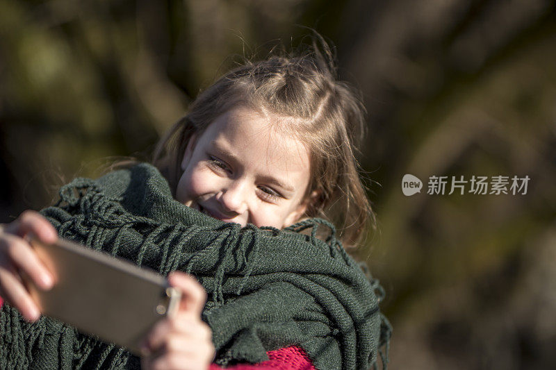 小女孩在大自然中自拍