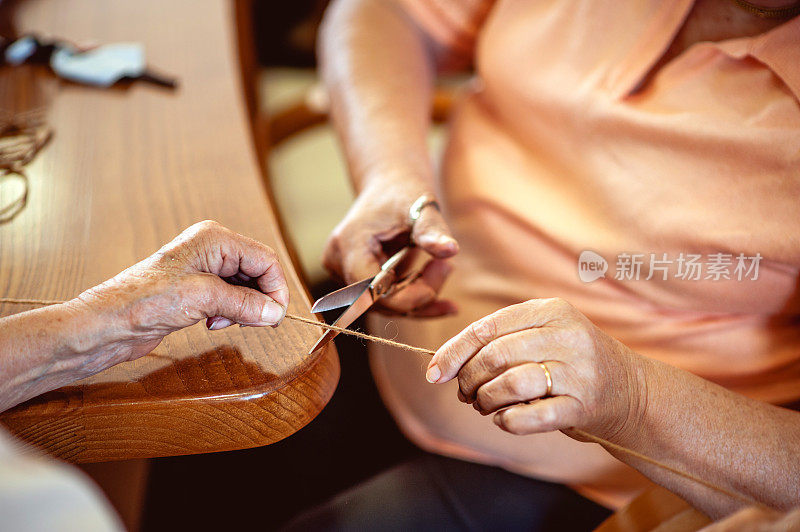 活跃的老年妇女在社区中心做薰衣草娃娃