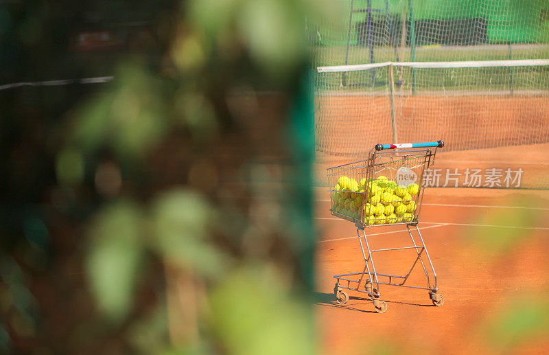 篮筐上的黄色网球