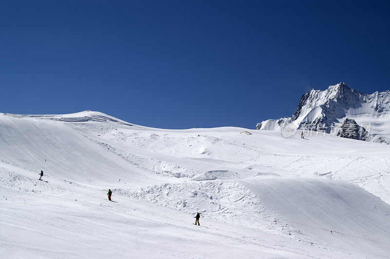 滑雪板公园。高加索地区。