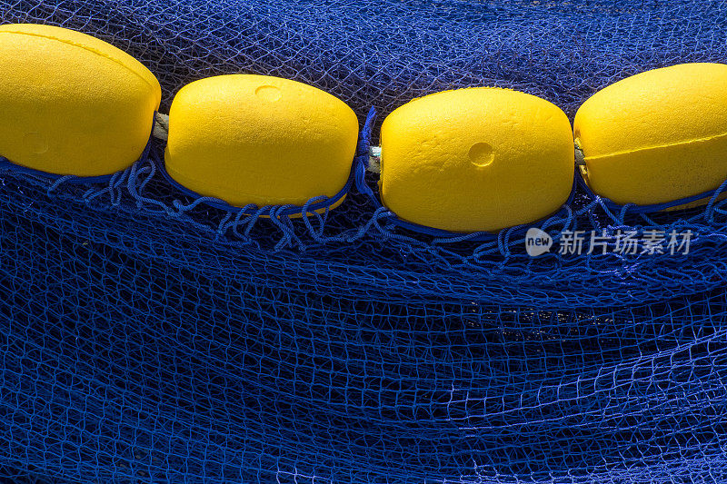 蓝色渔网和黄色漂浮物