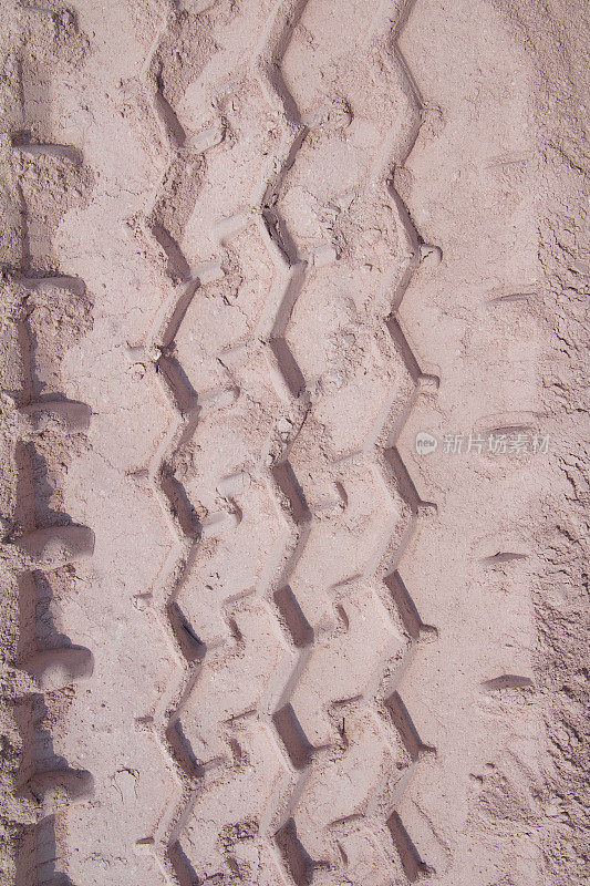 沙地上有轮胎的痕迹