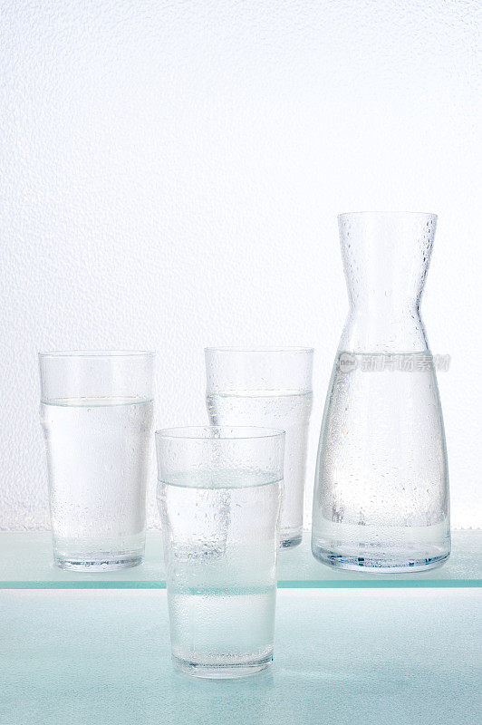 盛满水的玻璃杯和水瓶