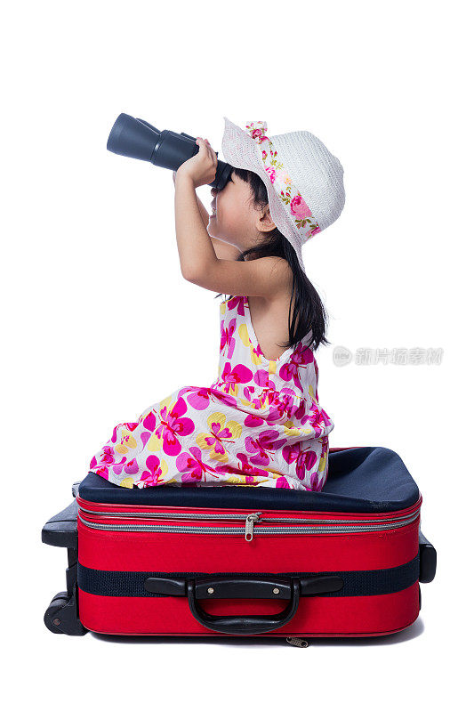 快乐的亚洲小中国女孩玩手提箱和望远镜