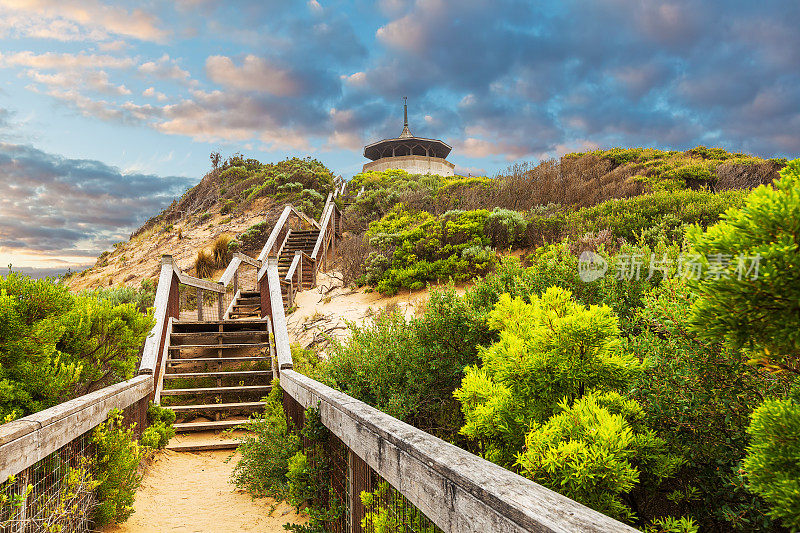 通往索伦托海洋海滩附近的Coppins瞭望台的长木楼梯。莫宁顿半岛，墨尔本，澳大利亚