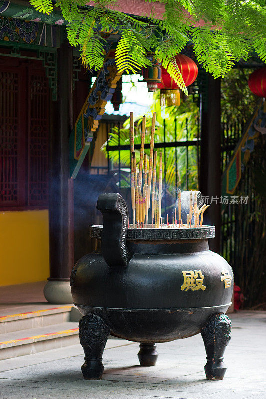 佛寺祭坛前的烛台