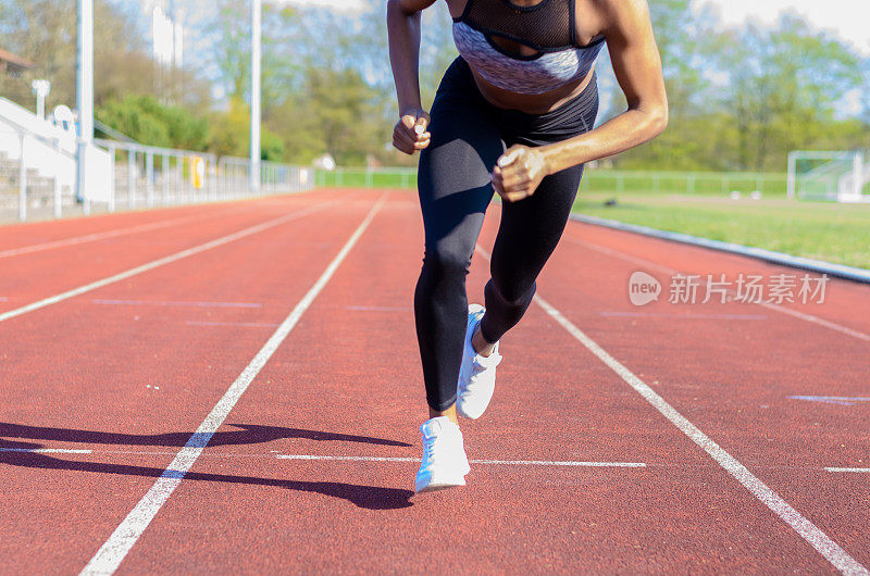 年轻运动员奔跑时肌肉发达的腿