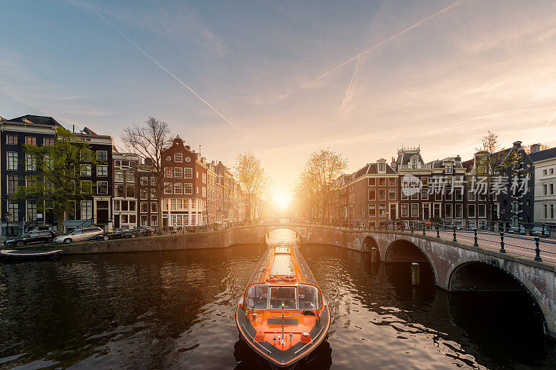 阿姆斯特丹运河游船与荷兰传统房屋在荷兰阿姆斯特丹。