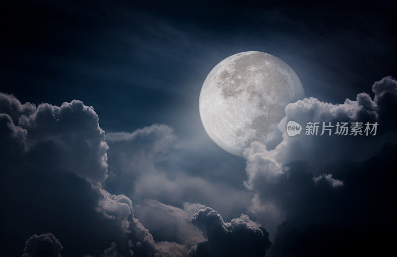 乌云密布的夜空，满月会成为绝佳的背景