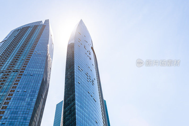 现代商业建筑和蓝天，新加坡金融区