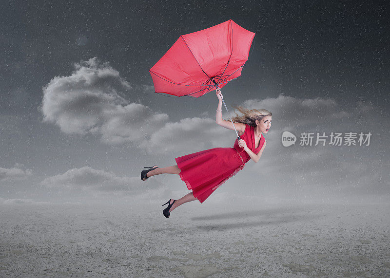 有魅力的女人用破伞飞行