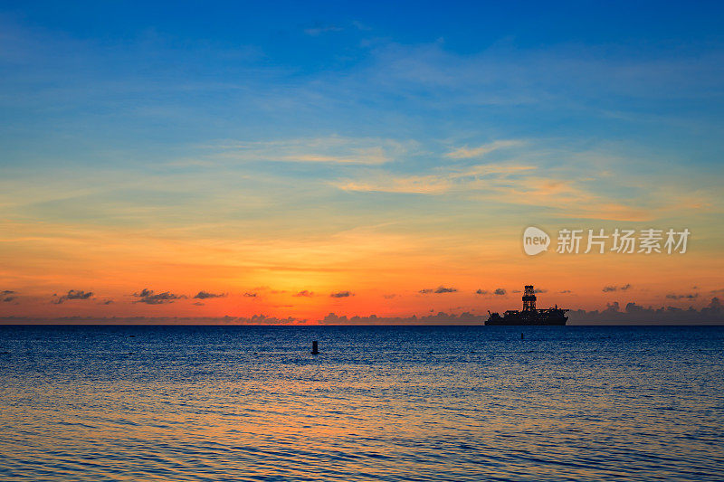 加勒比海阿鲁巴西海岸的日落和孤独石油勘探船的剪影