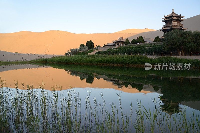 日落时的鸣沙山和月牙湖，甘肃敦煌，中国