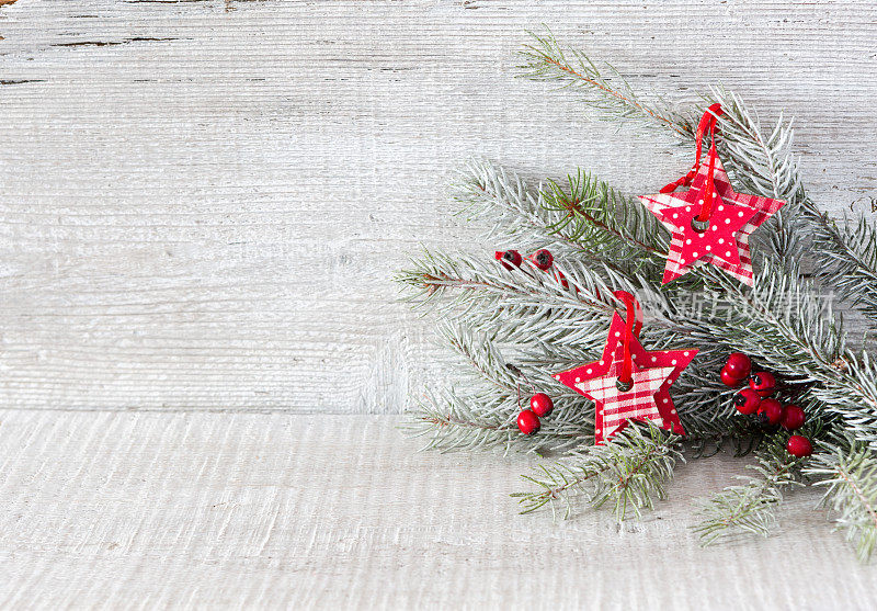 冷杉枝与圣诞装饰在白色的乡村木制背景。