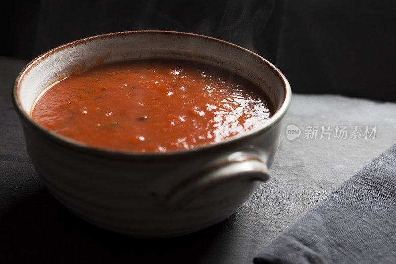 番茄罗勒汤。