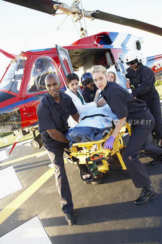 医护人员从直升机上卸下病人