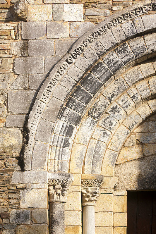 圣马蒂诺·德·蒙多内多罗马式教堂，入口拱廊。