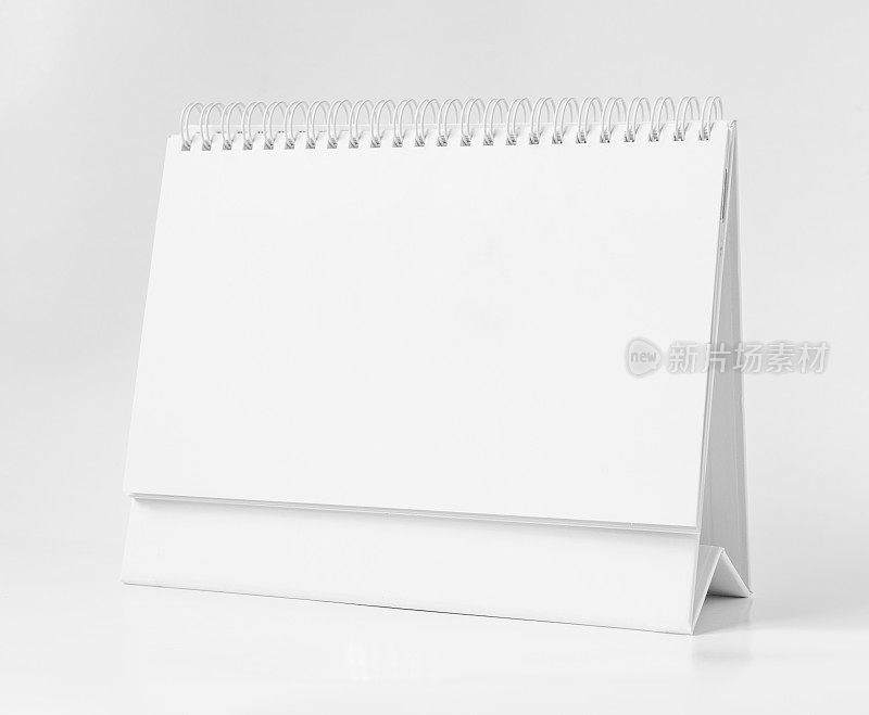 空白纸桌上螺旋日历。