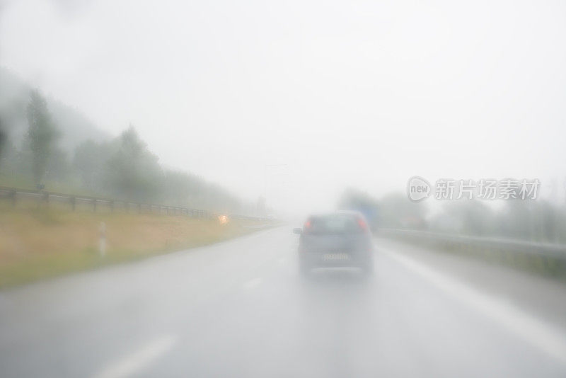 雨中的路