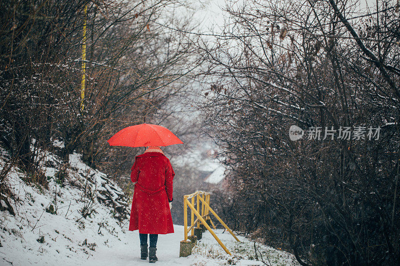 女人在享受下雪天