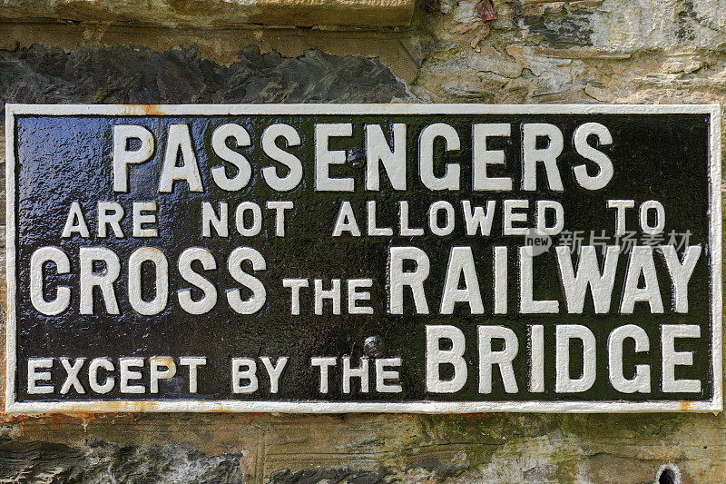 英国火车站的警告标志