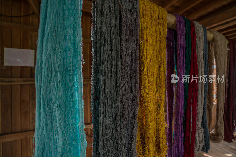缅甸茵莱湖，用于编织的彩色丝线卷